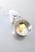 Mehl, Eier, Butter, Salz, Vanillezucker in Rührschüssel, Mixer