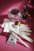 Diverse Kosmetikutensilien: Peeling, Handschuhe, Feile, Nagellack