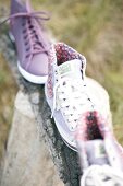 3 Schuhe: Lila Schnürschuhe, geblümt, recycelt