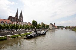 Regensburg: Stadansicht, Blick über die Donau aud Dom, Schiffsverkehr