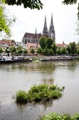 Regensburg: Stadansicht, Blick über die Donau aud Dom, Schiffsverkehr