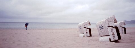 Stralsund, Rügen, 3 Strandkörbe, Spaziergänger mit Regenschirm