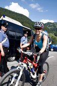 Vera Vaelske, Mountainbike, Sport- dress, Helm, Rucksack, Kamerablick