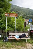 Südtirol, Frau liegt auf Bank, Sport -dress, Pause