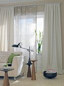 Wohnzimmer, Fenster, Vorhänge beige, Sofa, Lampe