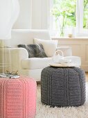 Zwei Poufs mit rosa & grauen gehäkelten Bezügen