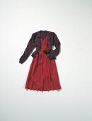 Kleid aus gekreppter Seide in Rot, Wolljacke, Ansteckblume