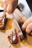 Rindfleisch, schräg in Scheiben geschnitten