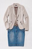 Heller Blazer mit feinen Streifen, Seiden-Satin-Shirt, Jeansrock