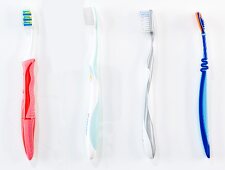 4 verschiedene Zahnbürsten 