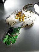 Halsreif mit Acrylplättchen, große Flächen, Kette mit Strass-Elefant