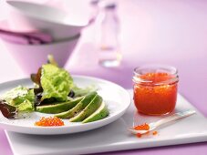Frischer Salat und ein Glas Kaviar 