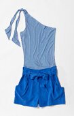 One-Shoulder-Shirt, Shorts blau, Freisteller