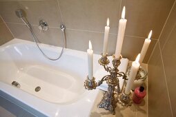 Wohnen im schwedischen Wohnstil Badezimmer, Badewanne, Kerzen