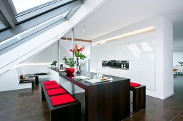 Küche unter der Schräge: Esstisch u. Bänke in Schwarz, Raumteiler in Weiß