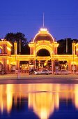 Eingang des Tivoli spiegelt sich im Brunnen am Axeltorv, Kopenhagen