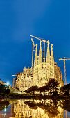 Barcelona: Basilika Sagrada Familia, Geburtsfassade, abends, beleuchtet