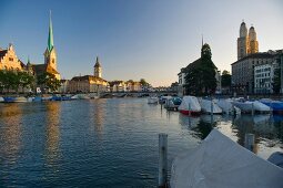 Schweiz, Zürich, Blick von der Limma quai auf die Limmat,  Altstadt
