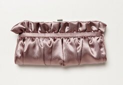 Mary von Dänemark: Satin-Clutch mit Rüschen und Klipverschluss