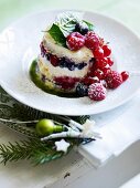 Tiramisu-Törtchen mit Beeren & süsser Basilikumsauce