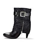 Nachgestylt: schwarze Boots mit Schnalle