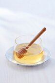 Glas mit Honig und Honiglöffel 