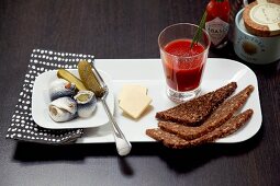 Katerfrühstück mit Rollmops & Tomatensaft