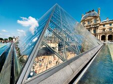 Paris: Pyramide des Louvre, Himmel blau, Touristen