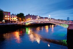 Irland: Dublin, Ha'penny Bridge über die Liffey, abends, Lichter