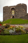 Irland: Carrickfergus Castle, Fassade.