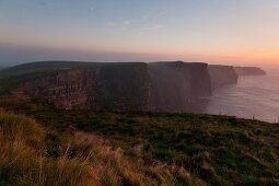 Irland: Cliffs of Moher, Sonnen- untergang, Gitarre, Aufmacher