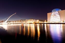 Irland: Dublin, Hafencity, Samuel- Becket-Brücke, abends, Lichter