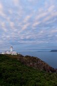 Irland: Country Donegal, Fanad Head, Leuchtturm auf Felsen.