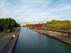 Paris: Parc de la Villette, Kanal, rotes Gebäude am Ufer.