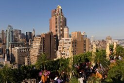 New York: Rooftop-Bar, Dachterrasse, Menschen, Skyline, sommerlich