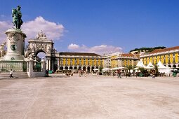 Lissabon, Praça do Comércio mit Koenig Jose I und  Arco Monumental