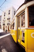 Lissabon, Strassenbahn in Alfama, aeltester Stadtteil Lissabons