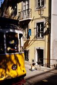 Lissabon, Strassenbahn in Alfama, aeltester Stadtteil Lissabons