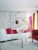 weißes Wohnzimmer, Akzente rot und pink,Regal m. Stoffpaneelen,Vorhänge