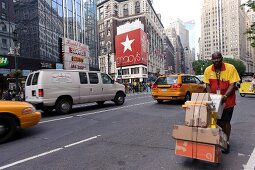 New York: West 34th Street, Macy's, Wolkenkratzer, Menschen