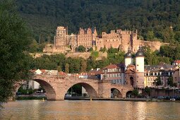 Heidelberg: Karl-Theodor-Brücke, Neckar, Stadtansicht.