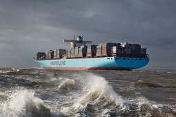 Bremerhaven: Weser, Containerschiff beladen.