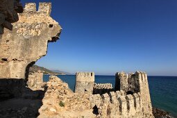 Anamur: Mamure Kalesi, Burgmauer, Himmel blau, Meerblick