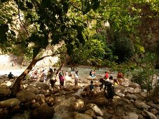 Saklikent: Schlucht, Touristen kühlen sich ab, Steine