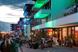 Bremen: Hafencity, Häuser beleuchtet Promenade