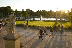 Paris: Quartier Latin, Park, Wasser- spiele, sommerlich.