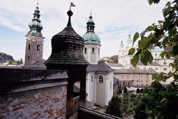 Salzburg, Blick auf den Glockenturm von den Katakomben aus