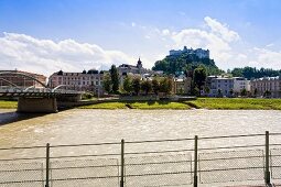 Salzburg, Blick auf die Salzach und die Altstadt