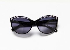 Sonnenbrille in Zebra-Optik 