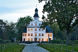 Ostseeküste: Herrenhaus Kletkamp, Fassade mit Turm, Einfahrt